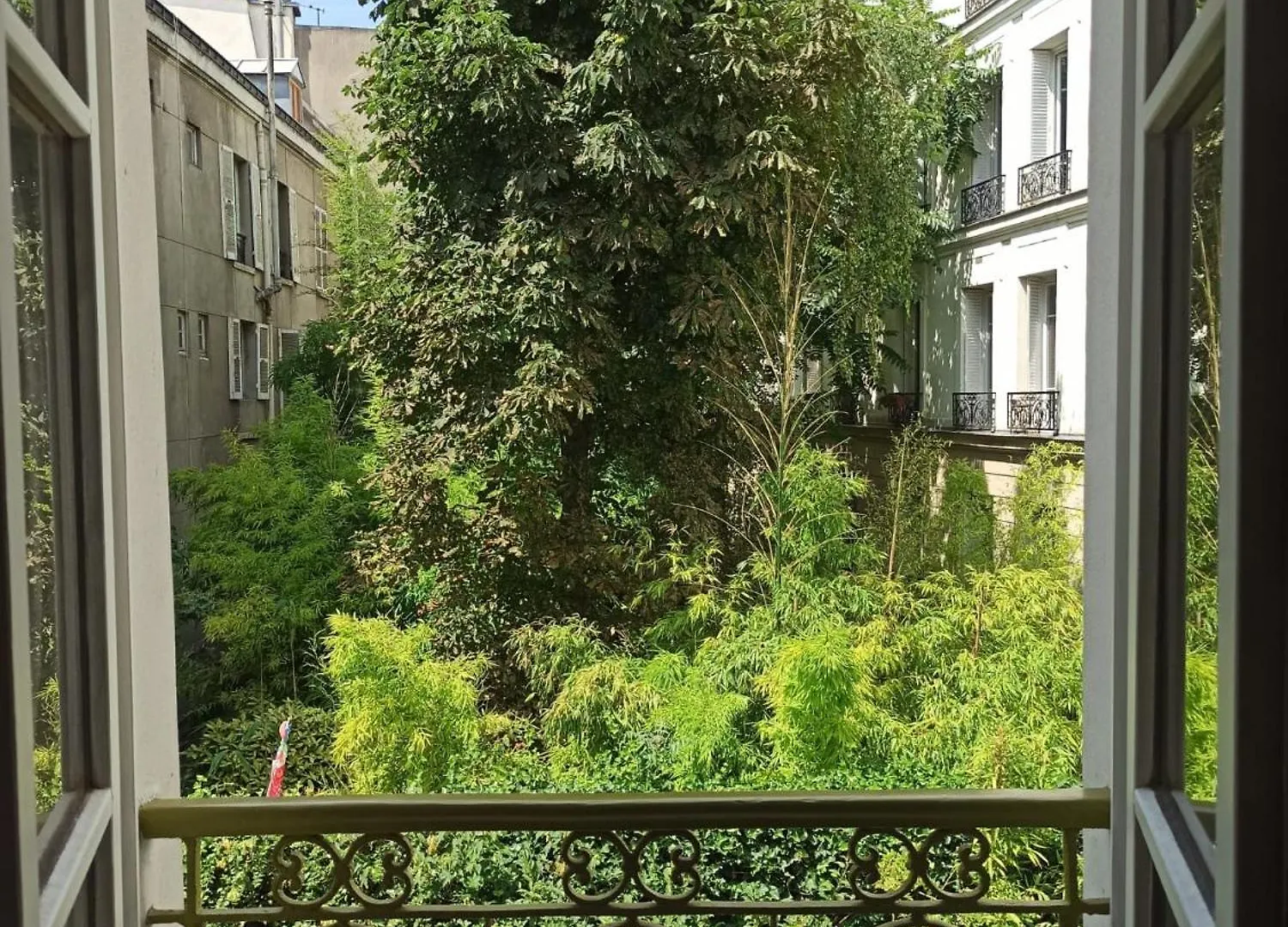 Guest house Chambres D'Hotes Calmes Sur Jardin Paris Batignolles